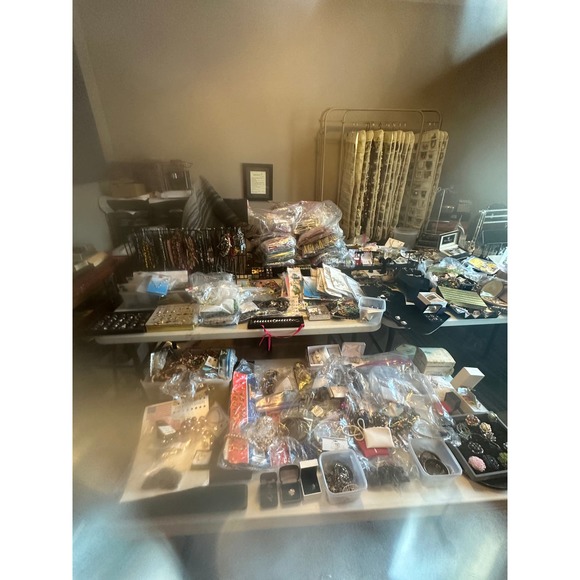 Over 4000 Pieces Costume Jewelry And Branded Jewelry - Picture 13 of 16